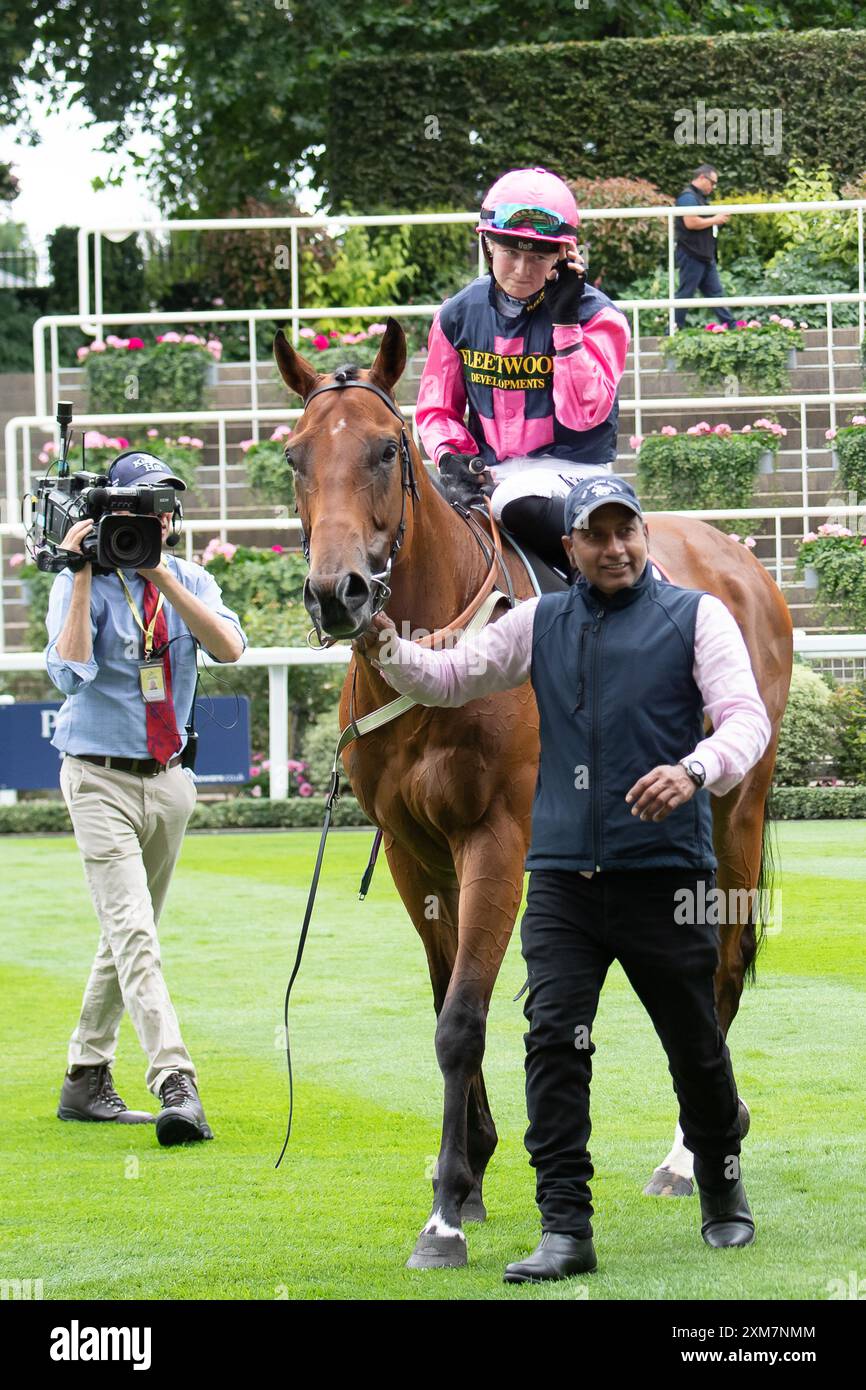 Ascot, Großbritannien. Juli 2024. Horse Billy Mill, geritten von Jockey Saffie Osborne, gewinnt die Chapel Down Handicap Stakes auf der Ascot Racecourse in Berkshire beim QIPCO King George Friday Race Meeting. Besitzer Canisbay Bloodstock, Trainer Rod Millman, Cullompton. Quelle: Maureen McLean/Alamy Live News Stockfoto