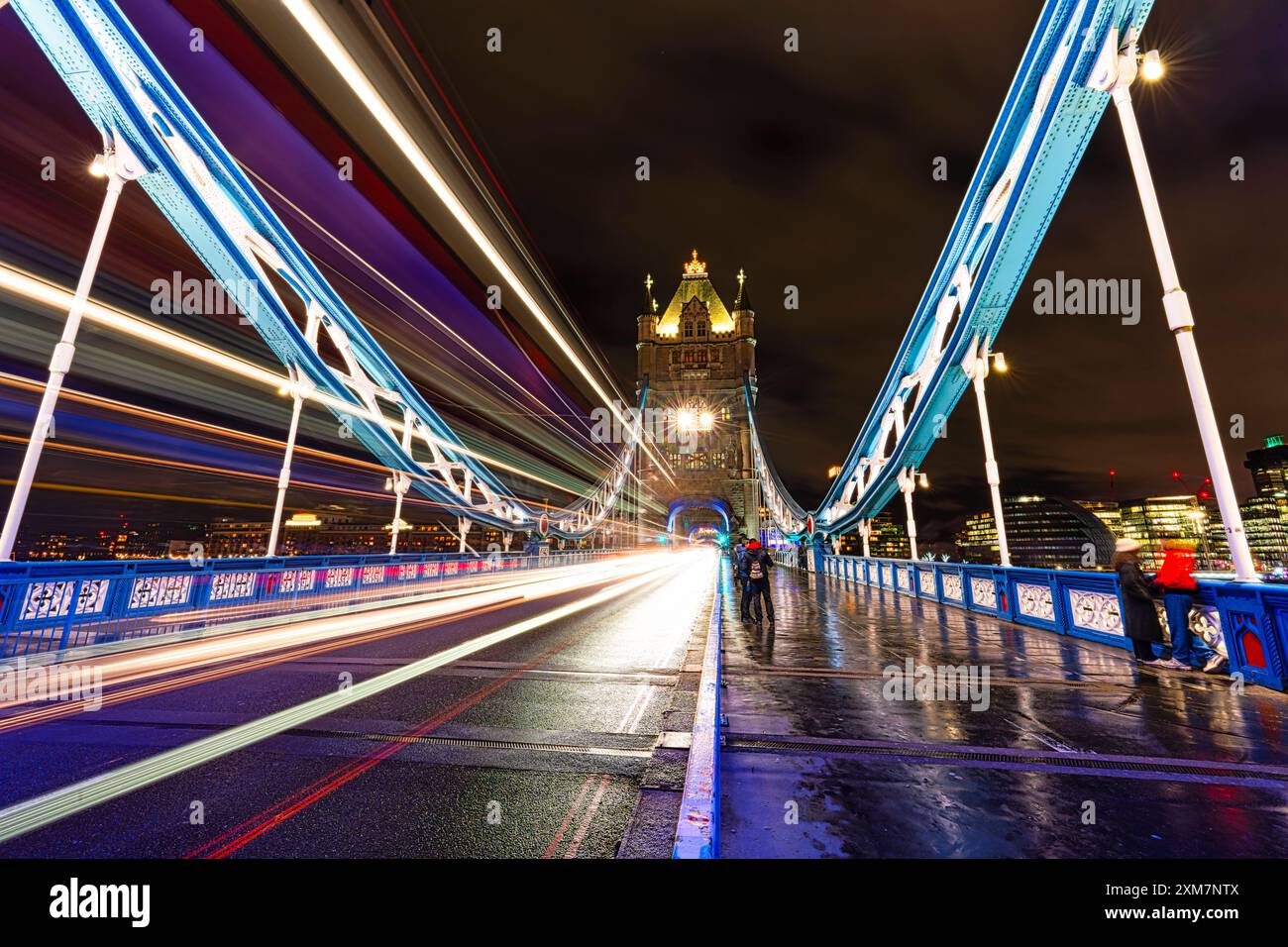 Tower Bridge London bei Nacht mit langsamem Verschluss, Lichtstreifen und lebendigen Farben Stockfoto