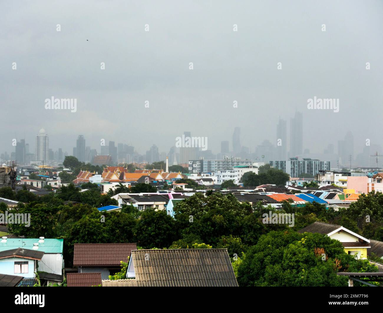 Gewitter gegen die Skyline von Bangkok (Juli 2024) Stockfoto