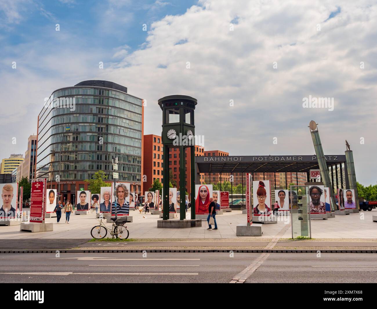 Berlin - Mai 2022: Potsdamer Platz mit seinen historischen Ampeln aus dem 19. Jahrhundert. Europa Stockfoto