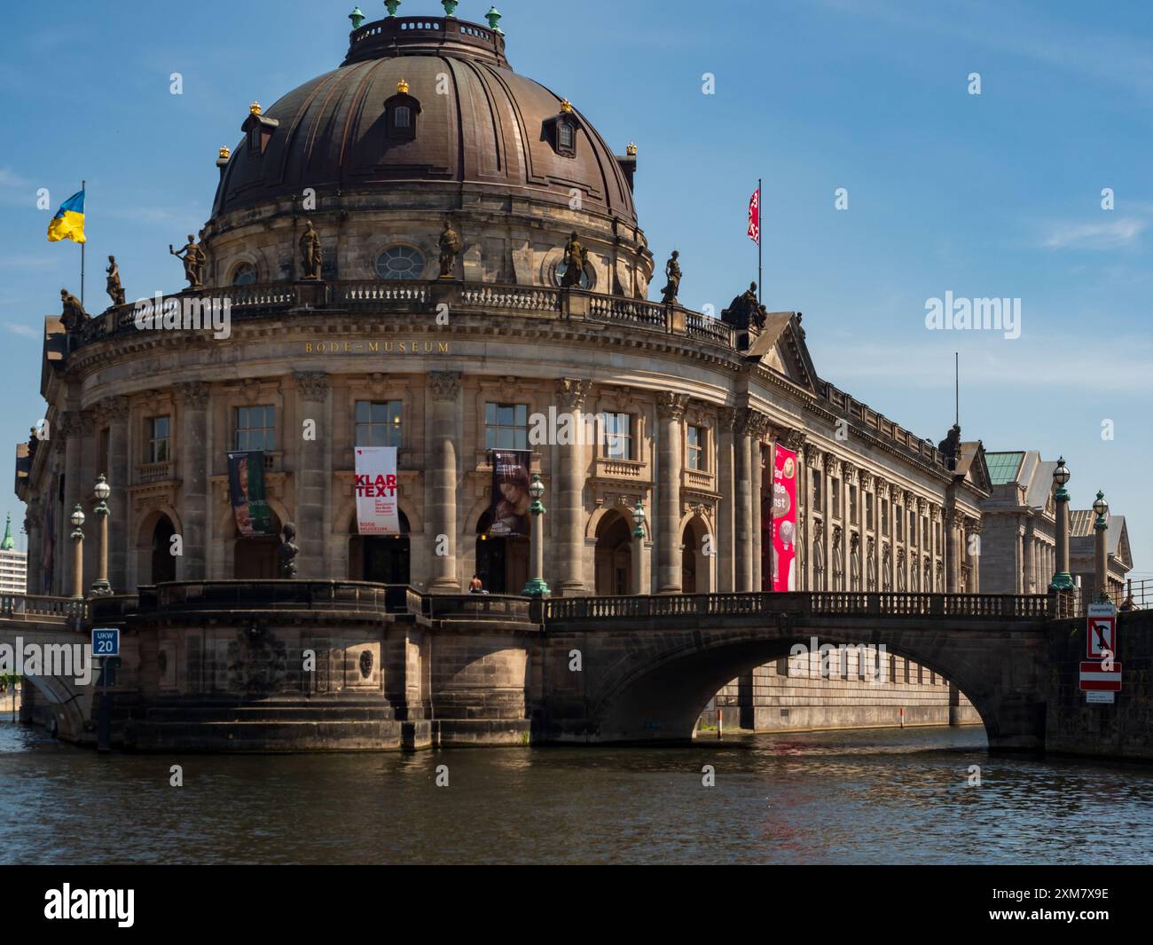 Berlin. Deutschland - Mai 2022: Bode-Museum früher Kaiser-Friedrich-Museum in Museumsinsel. Blick von der Bootsebene. Europa Stockfoto