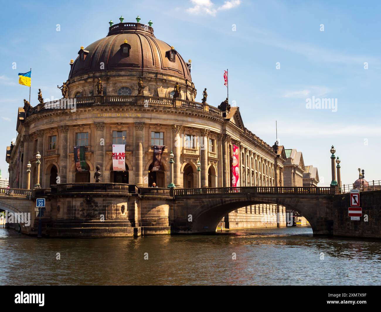 Berlin. Deutschland - Mai 2022: Bode-Museum früher Kaiser-Friedrich-Museum in Museumsinsel. Blick von der Bootsebene. Europa Stockfoto