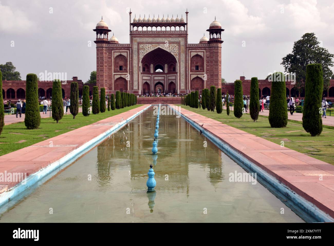 10-08-2023, Agra, Uttar pradesh, Indien großes Tor (Darwaja-i rauza) taj mahal Eingangstor, die Außenseite dieses Tors ist aus rotem Sandstein Stockfoto