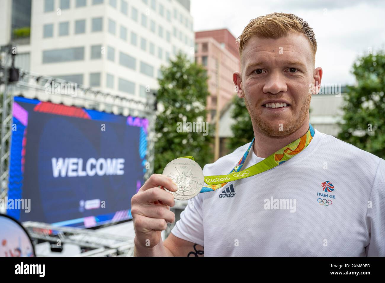 London, Großbritannien. 26. Juli 2024. Sam Cross, Team GB Rio 2016 Silbermedaillengewinner im Rugby Sevens, beim offiziellen Team GB King’s Cross Fanzone für die Olympischen Spiele 2024 in Paris am Lewis Cubitt Square. Action from the Games wird auf dem großen Bildschirm gezeigt, und Besucher können Live-DJ-Sets genießen, die Möglichkeit haben, sich bei olympischen Aktivitäten auszuprobieren und ein Programm mit Unterhaltung auf der Bühne, einschließlich Fragen und Antworten und Medaillenfeiern mit den zurückkehrenden Athleten des Teams GB. King’s Cross ist eines von zehn Team GB Fanzones, die in ganz Großbritannien gegründet wurden. Quelle: Stephen Chung / Alamy Live News Stockfoto