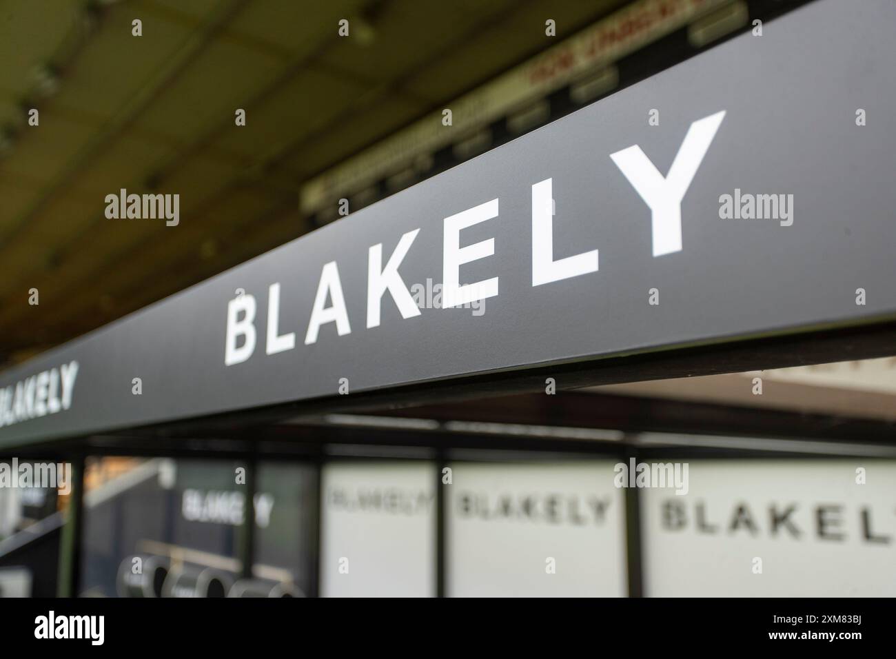 Ein allgemeiner Überblick über den Norwich City Football Club, Hauptsponsor Blakely, innerhalb der Dugout vor dem Vorsaison-Freundschaftsspiel zwischen Norwich City und dem FC Magdeburg in der Carrow Road, Norwich am Freitag, den 26. Juli 2024. (Foto: David Watts | MI News) Credit: MI News & Sport /Alamy Live News Stockfoto
