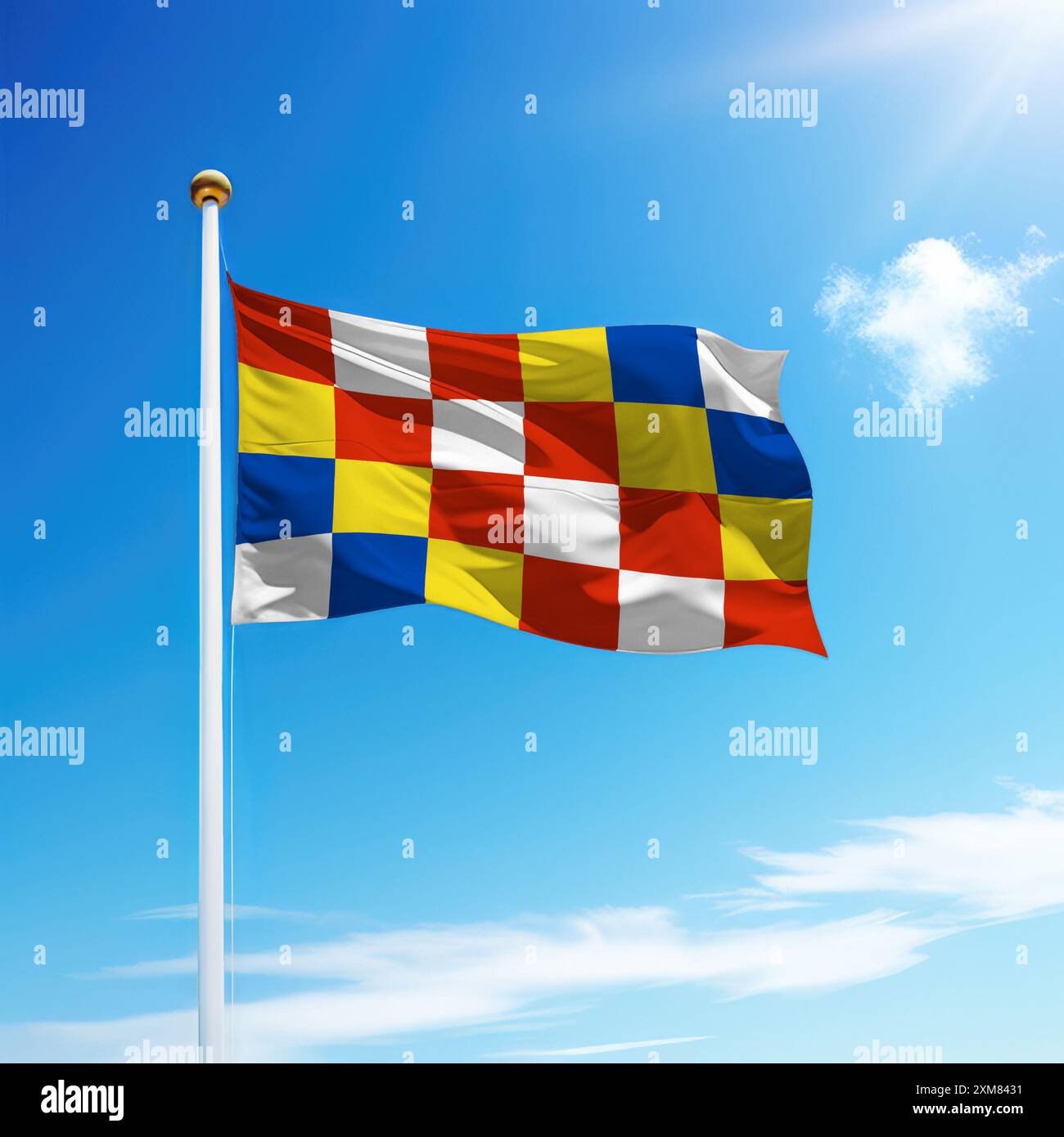 Die winkende Flagge von Antwerpen ist eine belgische Provinz auf einem Fahnenmast mit Himmelshintergrund. Stockfoto