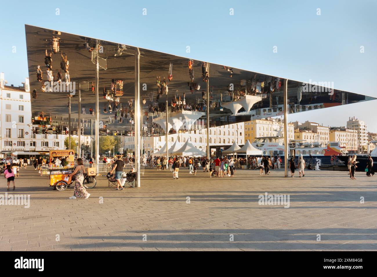 Das L'Ombriere von Norman Foster im alten Hafen von Marseille. Es ist ein poliertes Stahldach, das die Besucher reflektiert, die unter dem Pavillon laufen. Frankreich Stockfoto