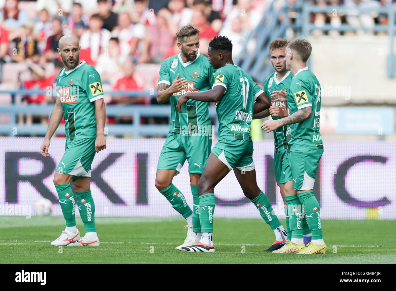 Die Spieler von Rapid Wien feiern, nachdem sie während des Ausscheidungsspiels der UEFA Europa League 2024/2025 zwischen Wisla Krakau und Rapid Wien im Stadtstadion ein Tor geschossen haben. Endpunktzahl: Wisla Krakau 1:2 Rapid Wien. Stockfoto