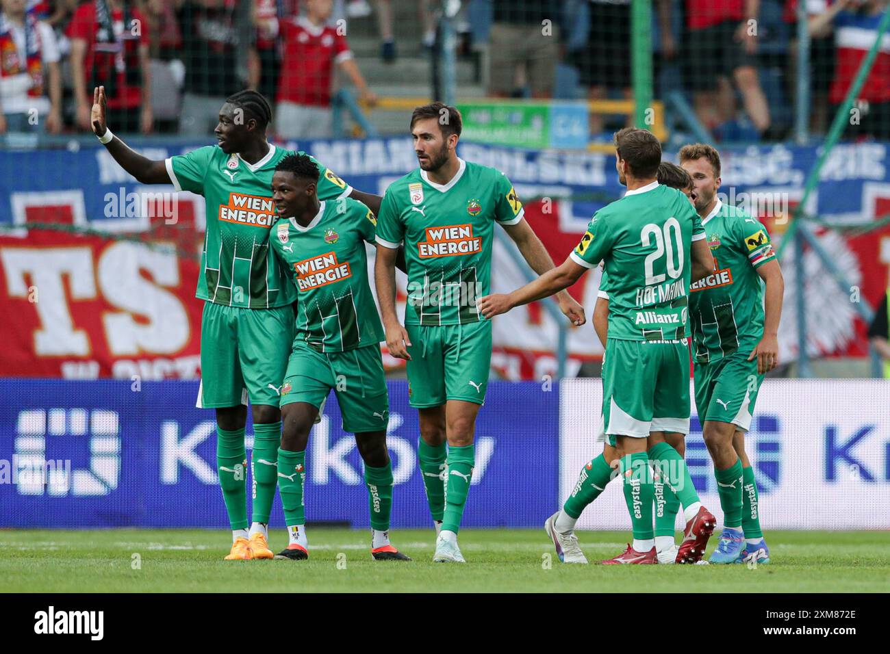 Krakau, Polen. Juli 2024. Die Spieler von Rapid Wien feiern, nachdem sie während des Ausscheidungsspiels der UEFA Europa League 2024/2025 zwischen Wisla Krakau und Rapid Wien im Stadtstadion ein Tor geschossen haben. Endpunktzahl: Wisla Krakau 1:2 Rapid Wien. (Foto: Grzegorz Wajda/SOPA Images/SIPA USA) Credit: SIPA USA/Alamy Live News Stockfoto