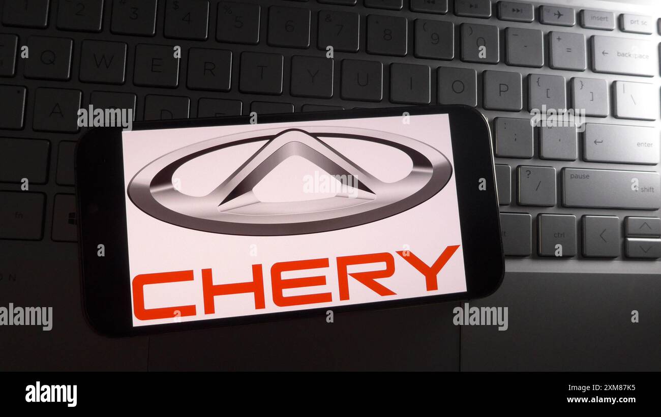 China. Juli 2024. In dieser Abbildung wird das Chery-Logo auf einem Smartphone mit einer Laptop-Tastatur im Hintergrund angezeigt. (Foto von Serene Lee/SOPA Images/SIPA USA) *** ausschließlich für redaktionelle Nachrichten *** Credit: SIPA USA/Alamy Live News Stockfoto