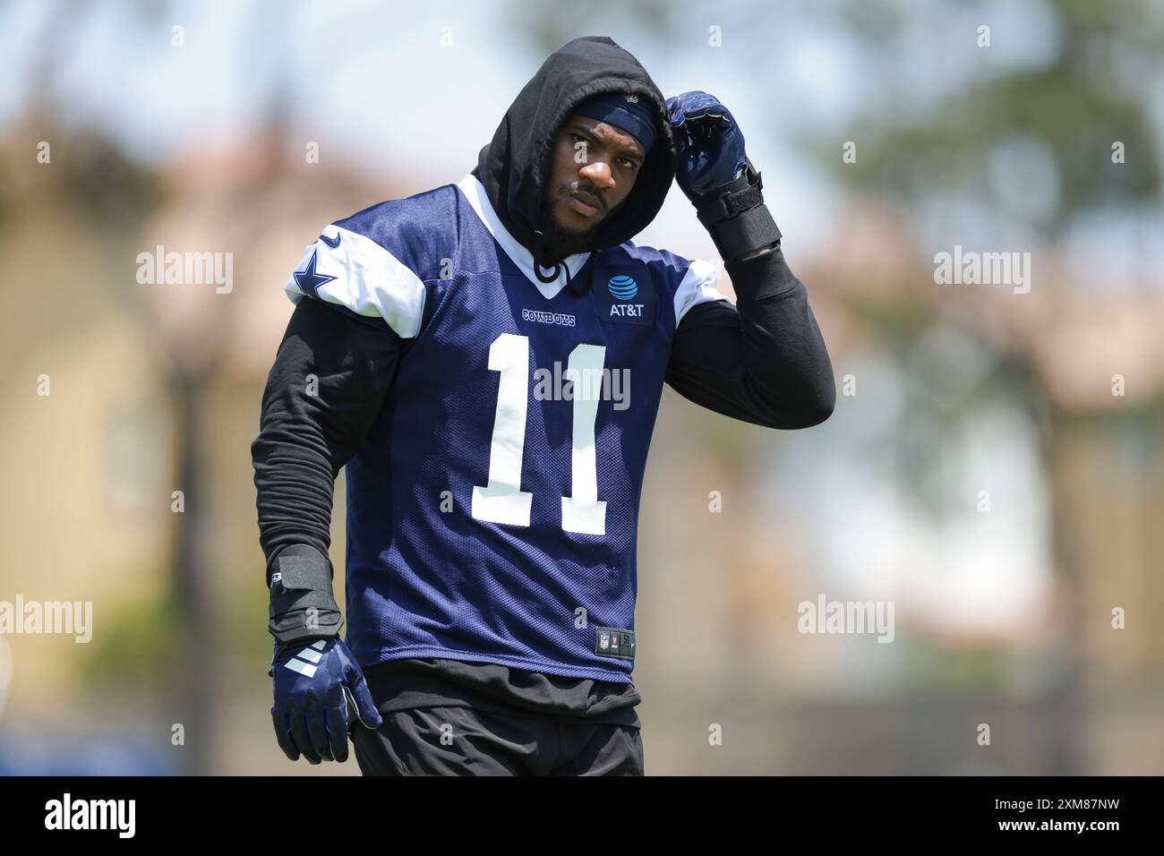 OXNARD, KALIFORNIEN - 25. JULI: Der Linebacker Micah Parsons (11) der Dallas Cowboys spaziert auf dem Spielfeld während des Trainingscamps des Teams auf den River Ridge Playing Fields am 25. Juli 2024 in Oxnard, CA. (Foto: Brandon Sloter/Image of Sport) Stockfoto