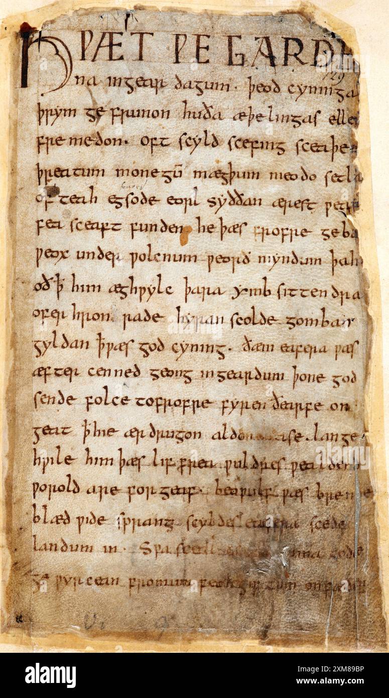 Beowulf. Die erste Seite des ersten Folios des heldenhaften Epos Beowulf, das hauptsächlich im westsächsischen Dialekt des Alten Englischen geschrieben wurde Stockfoto