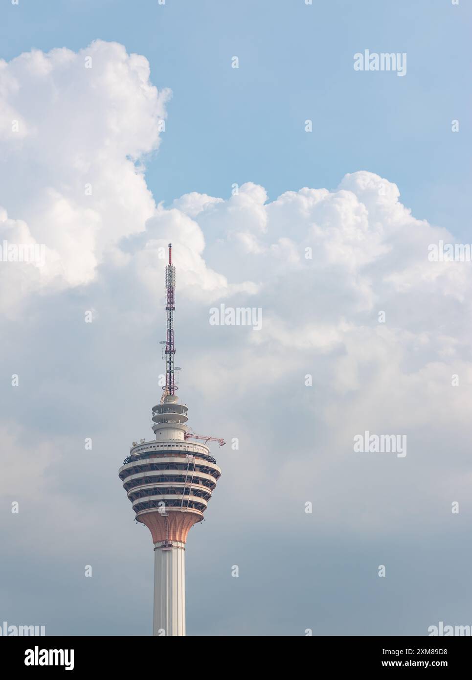 Ein Bild des oberen Teils des Menara Kuala Lumpur Turms. Stockfoto