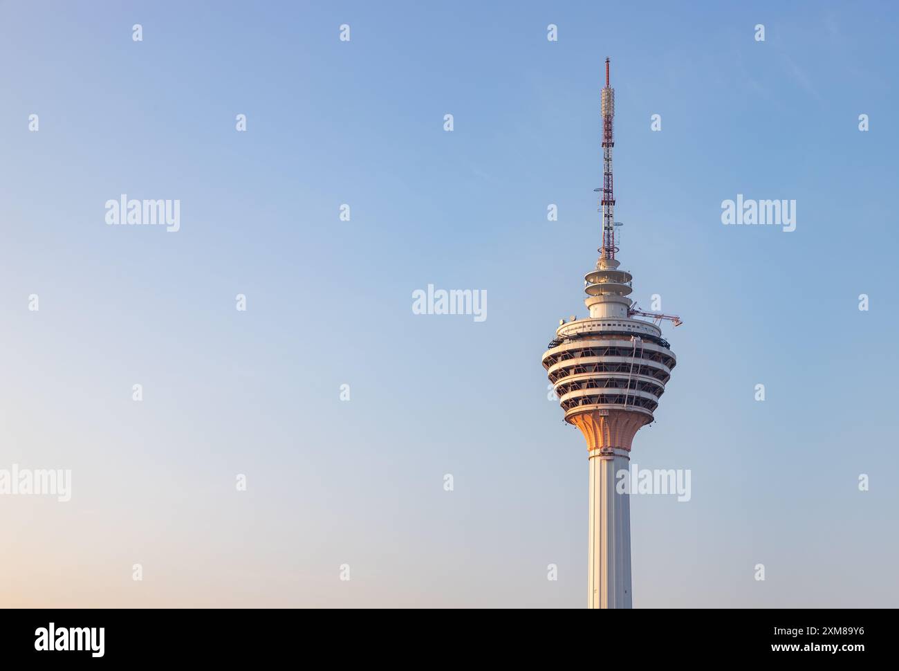 Ein Bild des oberen Teils des Menara Kuala Lumpur Turms bei Sonnenaufgang. Stockfoto