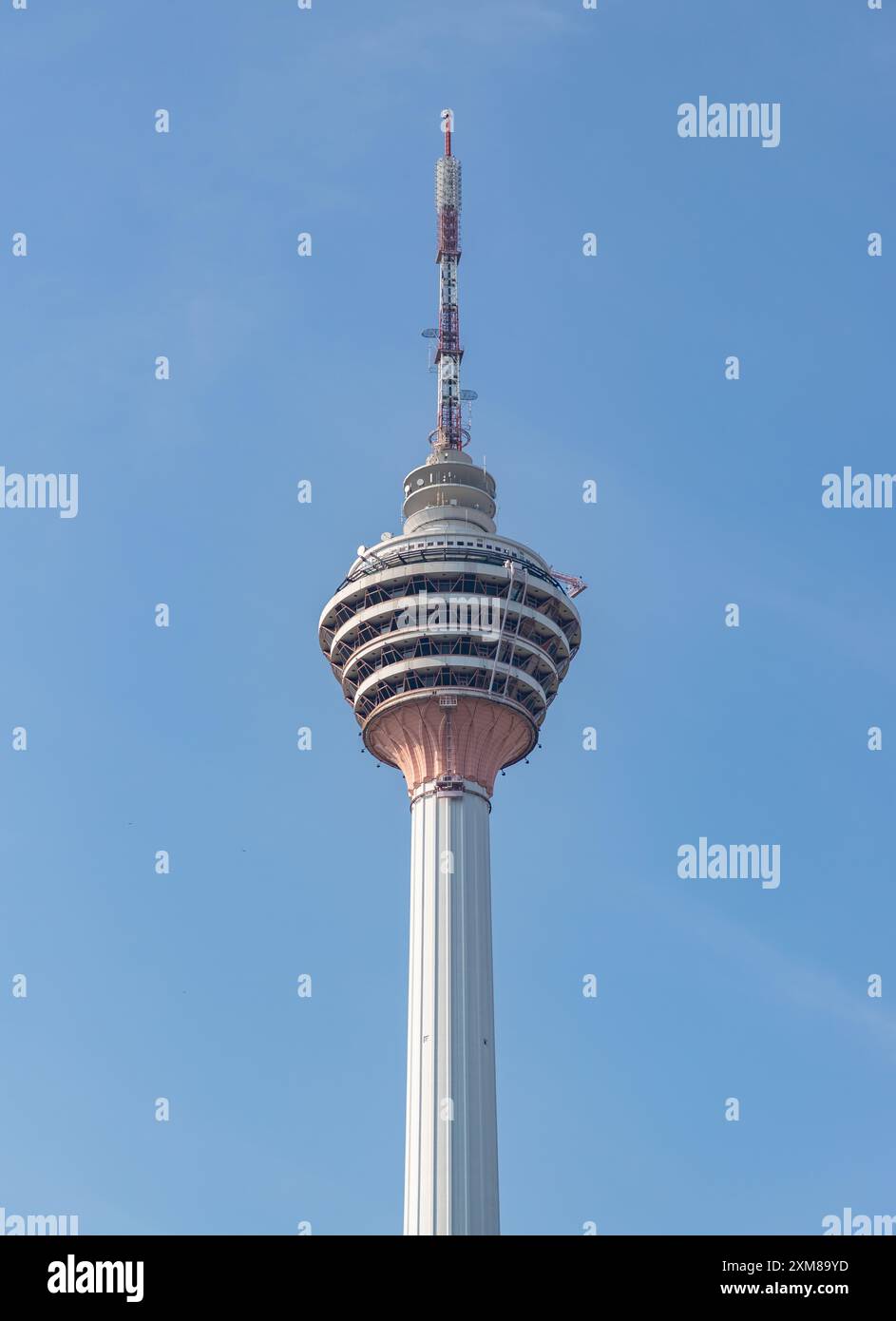 Ein Bild des oberen Teils des Menara Kuala Lumpur Turms. Stockfoto