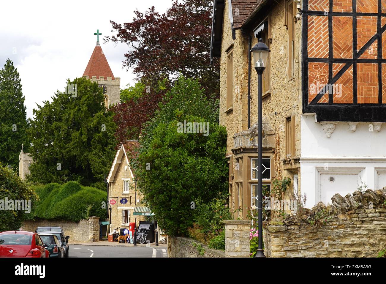 Turvey, Bedfordshire, England, Großbritannien - hübsches ländliches Dorf im Ouse Valley, mit Hütten, Post, Geschäft und Turm der All Saints Kirche Stockfoto