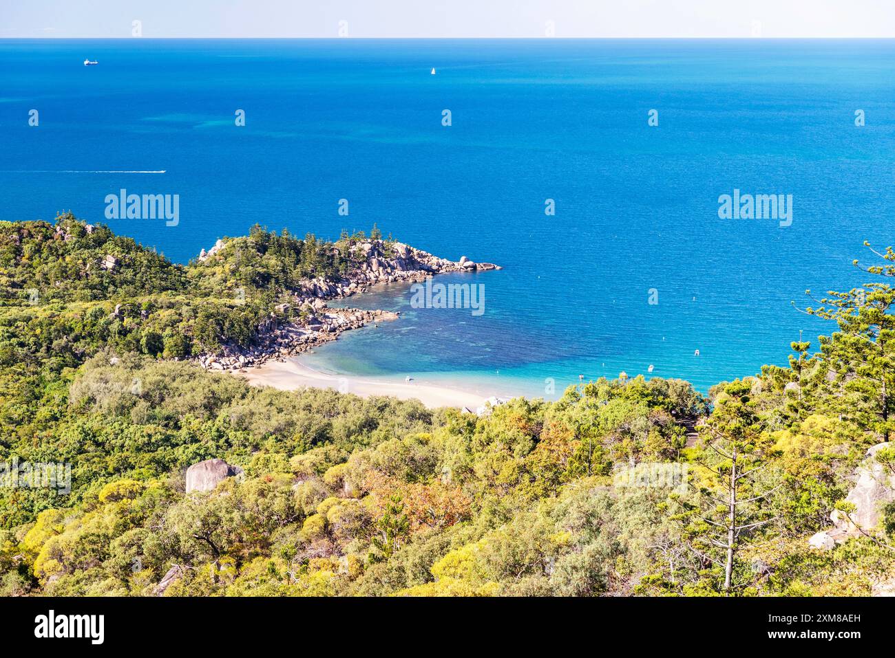 Hervorragende Aussicht auf Florence Bay mit Granitfelsen und türkisfarbenem Wasser auf Magnetic Island, Queensland, Australien. Stockfoto