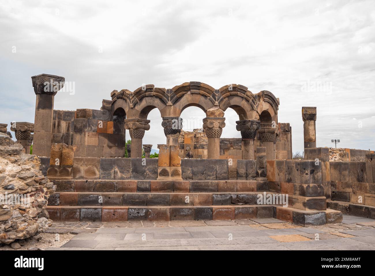 Die Ruinen des Zvartnots-Tempels in Jerewan, Armenien. Säulen und Bögen des Tempels in Nahaufnahme. Stockfoto