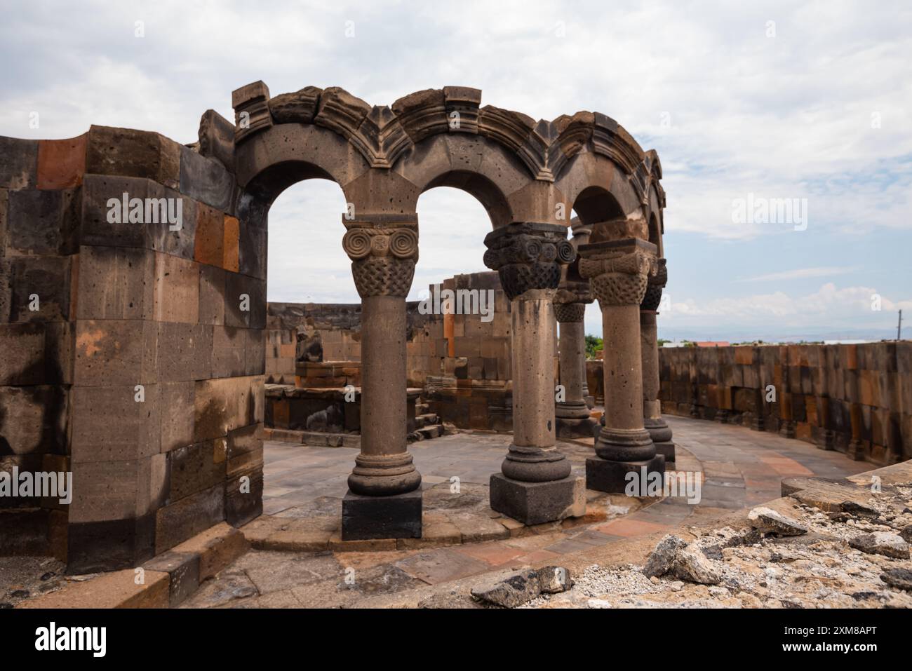Die Ruinen des Zvartnots-Tempels in Jerewan, Armenien. Säulen und Bögen des Tempels in Nahaufnahme. Stockfoto