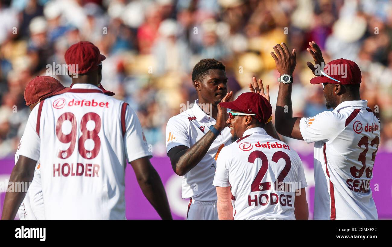 Birmingham, Großbritannien. Juli 2024. Alzarri Joseph of West Indies (Mitte) wurde von Jayden Seales nach seiner Entlassung von Ben Duckett während des Spiels der International Test Match Series zwischen England und West Indies am 26. Juli 2024 auf dem Edgbaston Cricket Ground in Birmingham, England. Foto von Stuart Leggett. Nur redaktionelle Verwendung, Lizenz für kommerzielle Nutzung erforderlich. Keine Verwendung bei Wetten, Spielen oder Publikationen eines einzelnen Clubs/einer Liga/eines Spielers. Quelle: UK Sports Pics Ltd/Alamy Live News Stockfoto