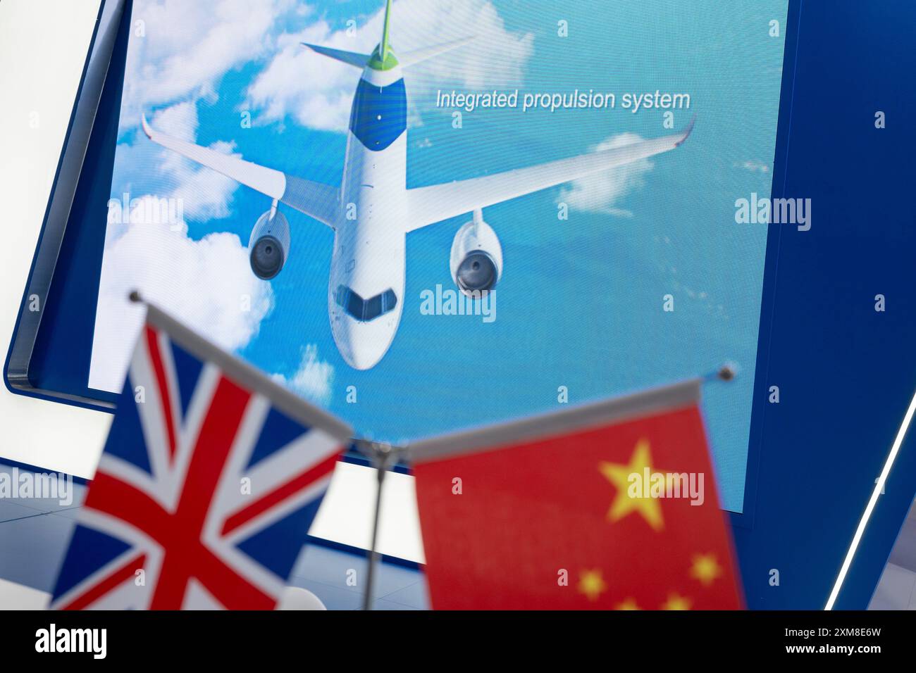 Eine Flagge der britischen Union Jack neben der chinesischen Nationalflagge auf der Ausstellung des chinesischen Regionaljets Comac während der Farnborough International Airshow am 26. Juli 2024 in Farnborough, England. Die diesjährige, halbjährliche Farnborough International Airshow bietet 1.500 Aussteller mit 100 000 m2 Ausstellungsfläche und über 80.000 Besuchern an den 5 Tagen. Stockfoto