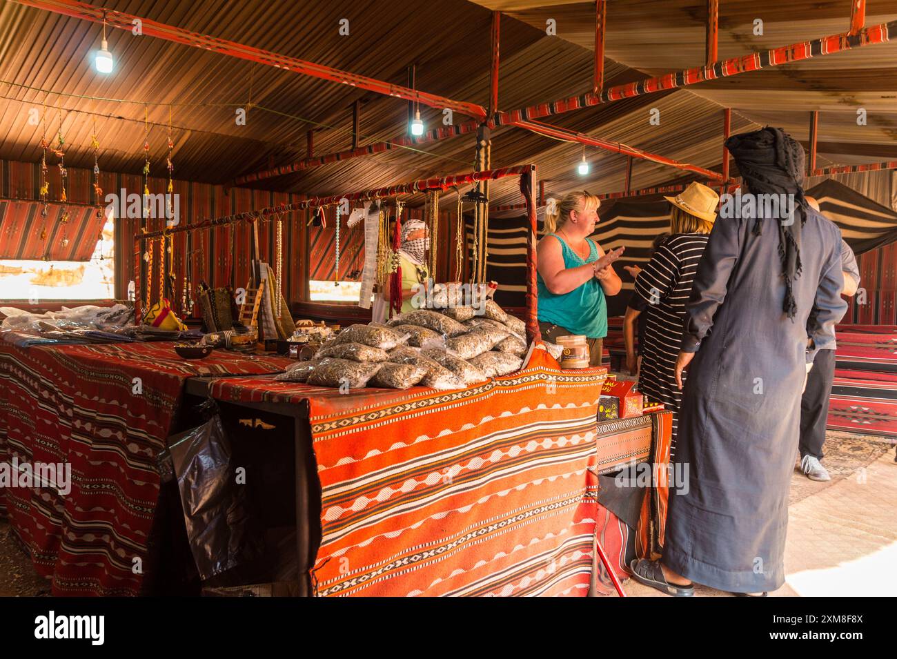 Touristen sehen Souvenirs in einem Beduinenlager, Wadi Rum, Jordanien Stockfoto