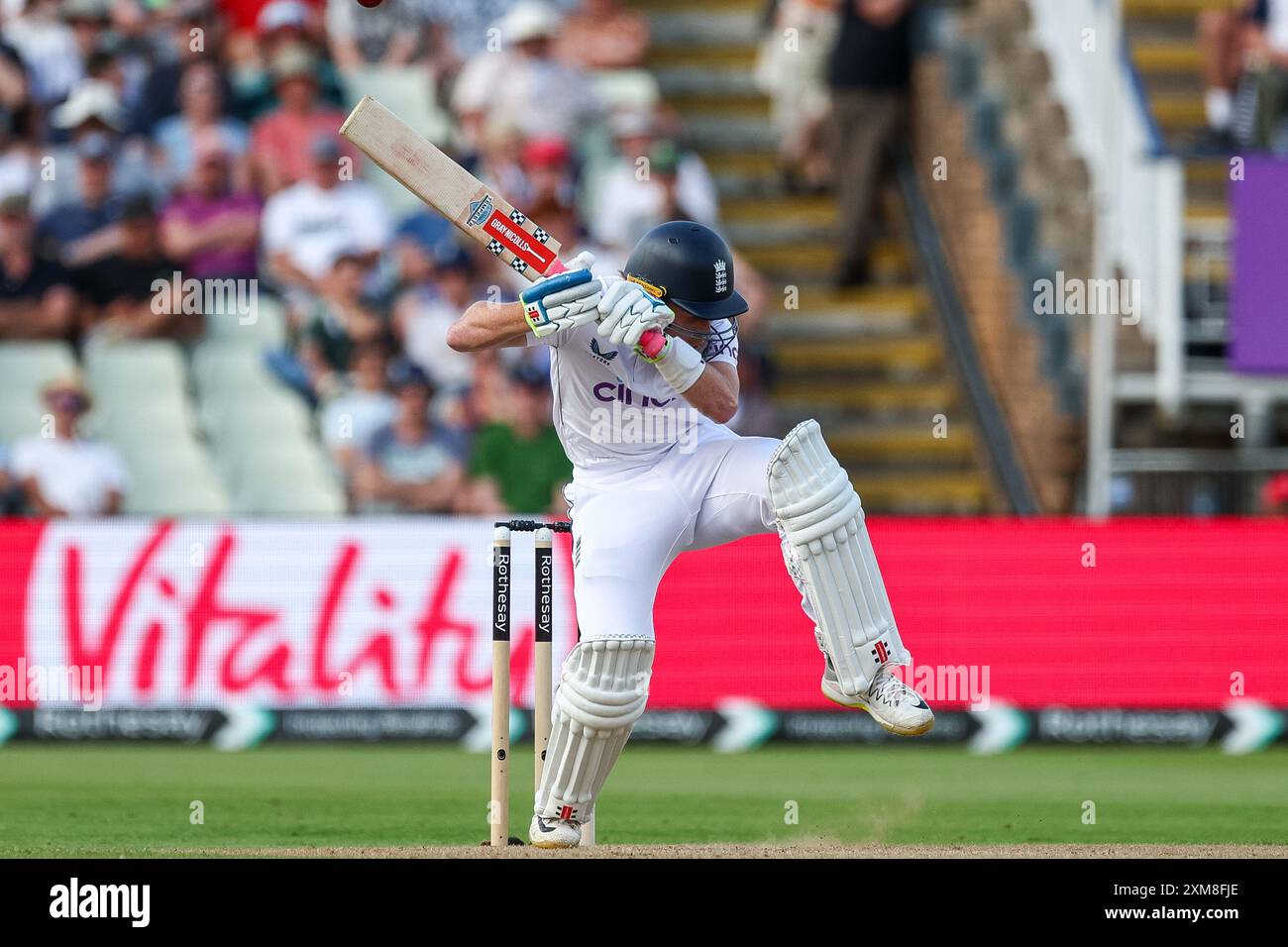 Birmingham, Großbritannien. Juli 2024. Ollie Pope ist in zwei Köpfen geraten, da der Ball von Jayden Seales beim Spiel der International Test Match Series zwischen England und West Indies am 26. Juli 2024 im Edgbaston Cricket Ground in Birmingham, England, höher als erwartet abprallt. Foto von Stuart Leggett. Nur redaktionelle Verwendung, Lizenz für kommerzielle Nutzung erforderlich. Keine Verwendung bei Wetten, Spielen oder Publikationen eines einzelnen Clubs/einer Liga/eines Spielers. Quelle: UK Sports Pics Ltd/Alamy Live News Stockfoto