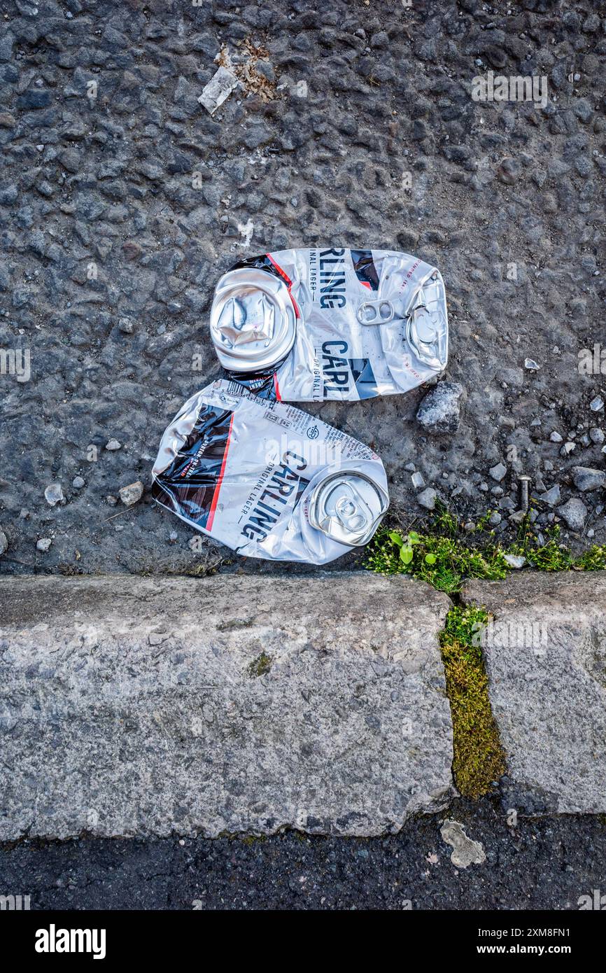 Zerquetschte Carling Black Label Bierdosen auf dem Boden Stockfoto