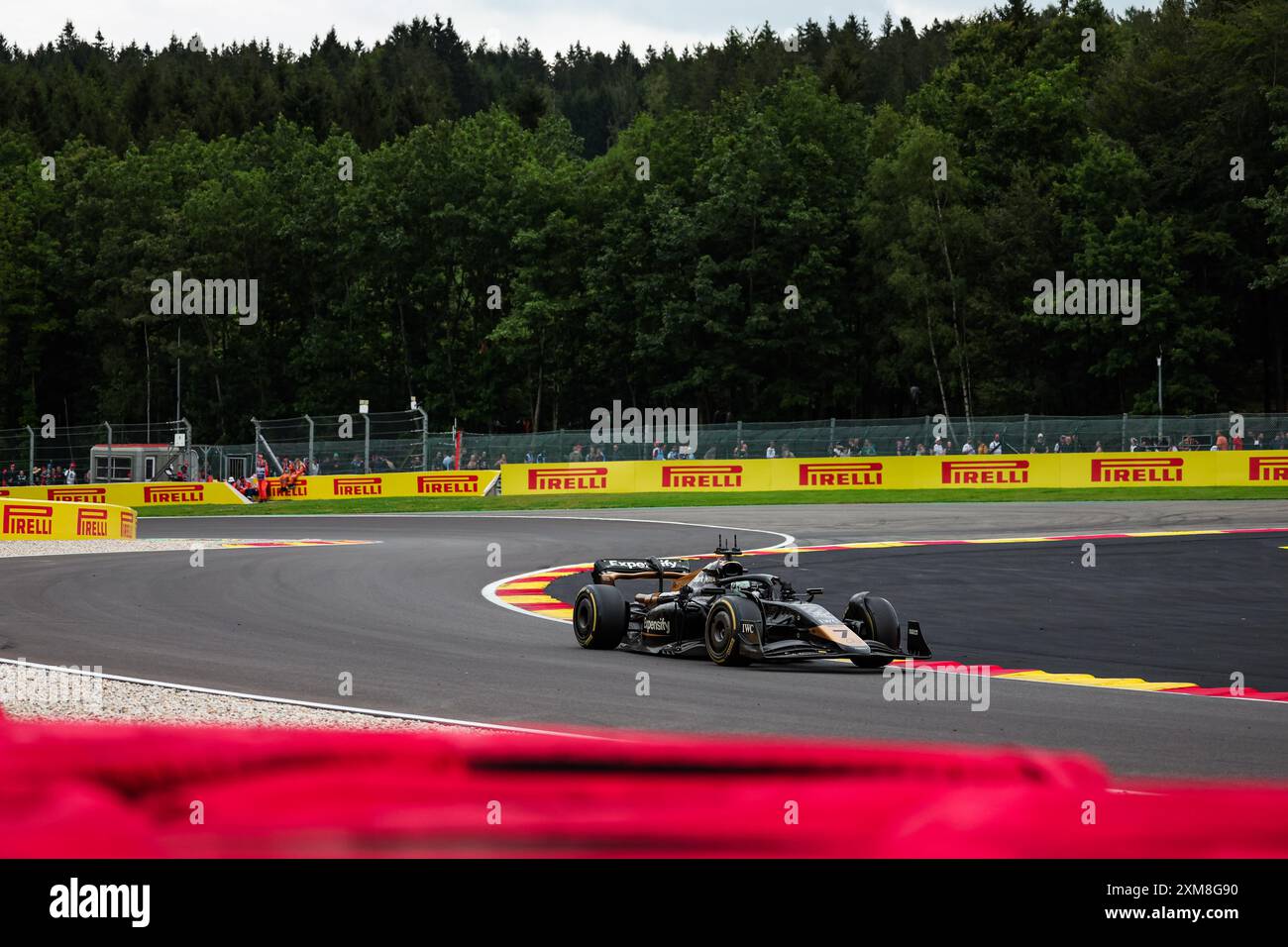 Die Crew des APX GP Teams filmt auf der Rennstrecke für den Apex F1-Film von Apple Studios / Bruckheimer Films während des Formel 1 Rolex Belgian Grand Prix 2024, 14. Runde der Formel 1 Weltmeisterschaft 2024 vom 26. Bis 28. Juli 2024 auf dem Circuit de Spa-Francorchamps in Stavelot, Belgien Stockfoto