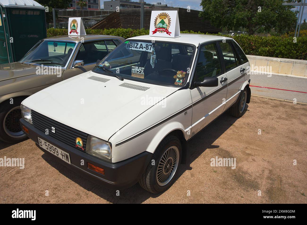 Viladecasn, SPANIEN - 25. JULI 2024: Bild eines weißen Ibiza mit 1987 Sitzplätzen im Freien mit markanten Wappen-Aufklebern an der Motorhaube und den Türen. Perfekt für colle Stockfoto