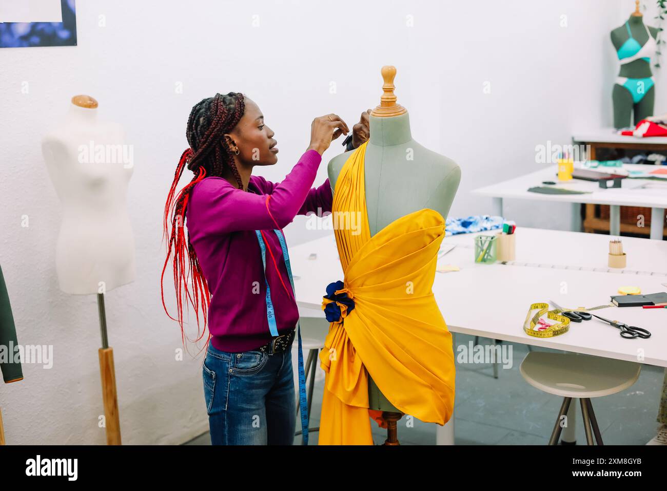 afroamerikanische Schneiderin in ihrem Atelier. Unternehmerin im Bekleidungsgeschäft Stockfoto
