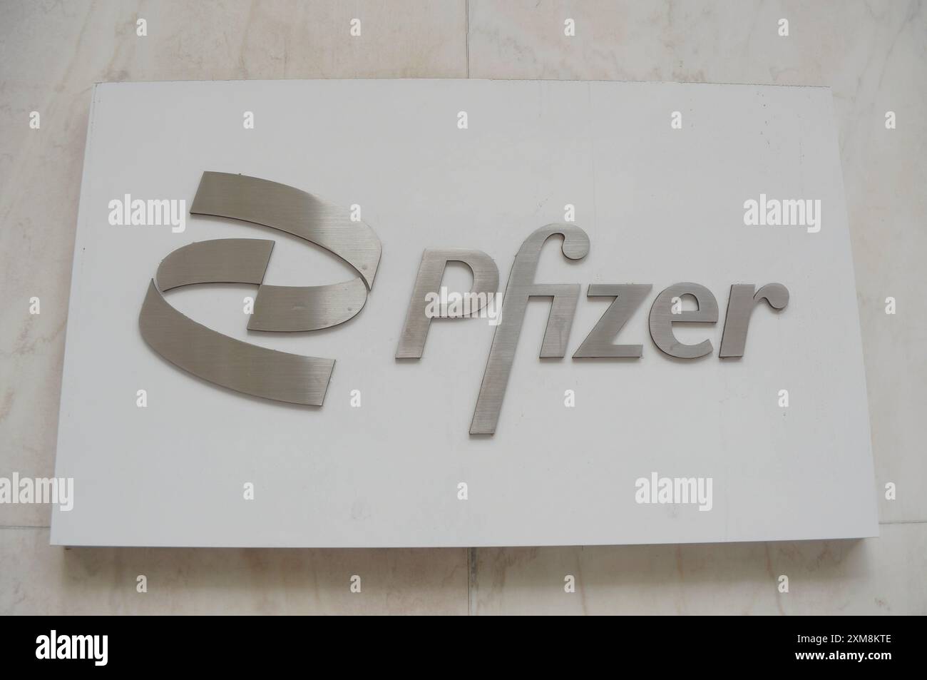 Das Pfizer-Schild ist außerhalb des Pfizer World-Hauptquartiers in Manhattan, New York City, zu sehen. Stockfoto