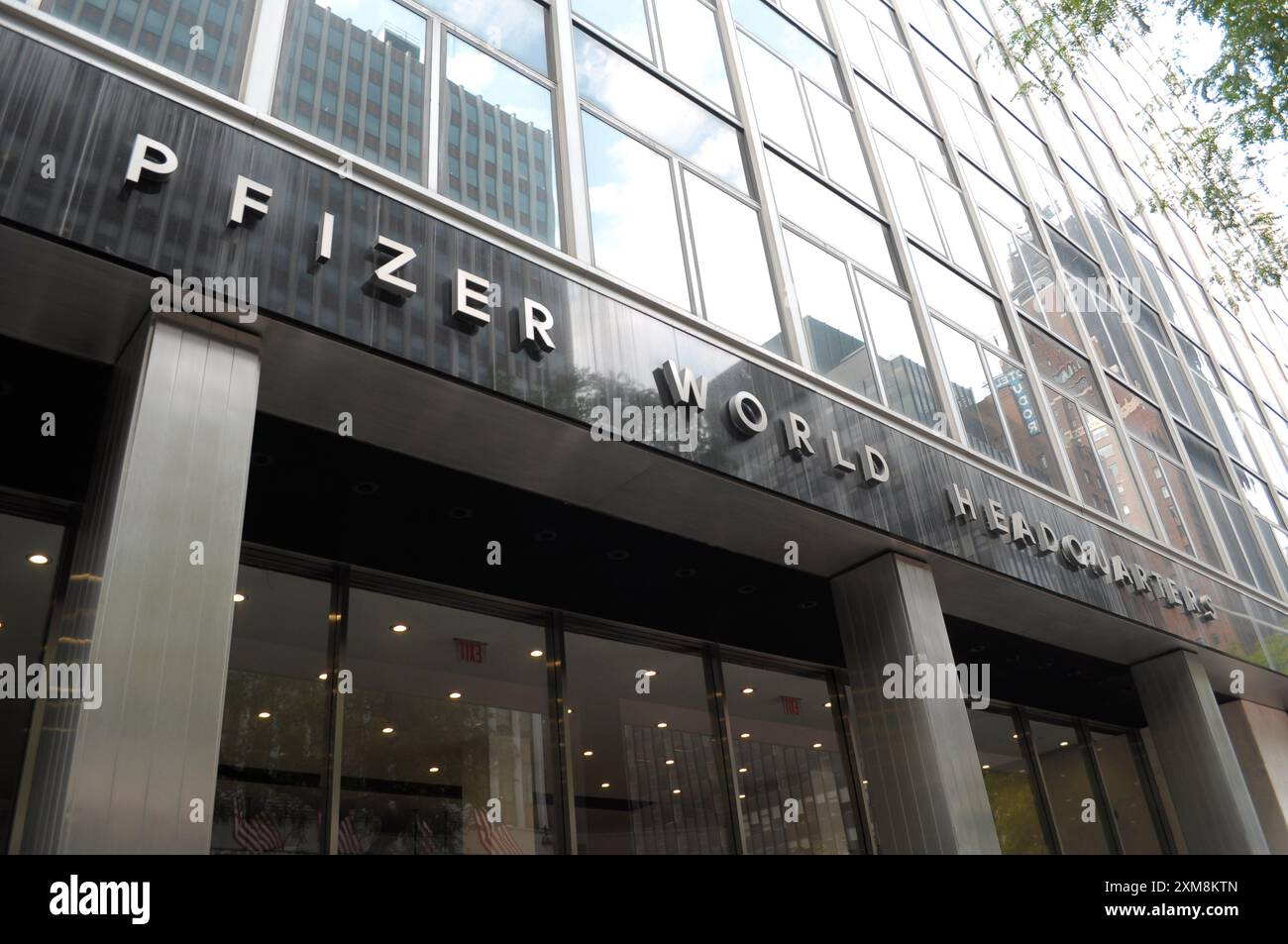 Das Pfizer World-Hauptquartier befindet sich in Manhattan, New York City. Stockfoto