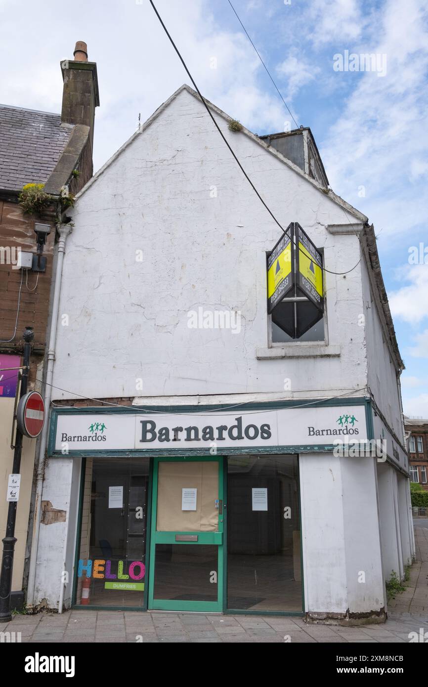 Das Barnardo's Geschäft im Stadtzentrum von Dumfries in Schottland ist geschlossen und das Gebäude steht zum Verkauf oder Vermietung bereit. Stockfoto