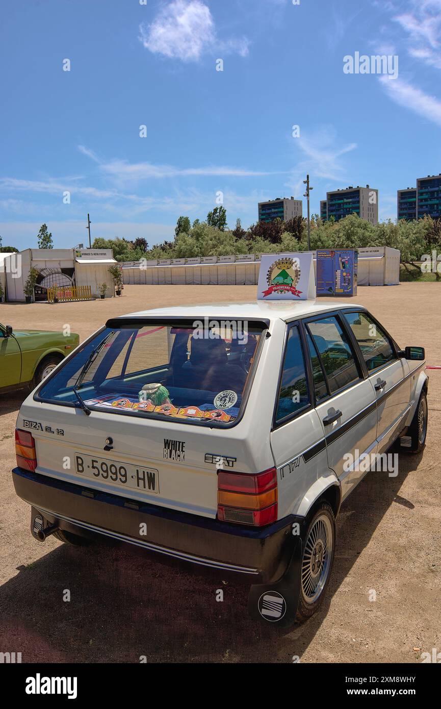 Viladecasn, SPANIEN - 25. JULI 2024: Ein klassischer weißer Sitz auf Ibiza, im Freien geparkt, der das Wesen des Vintage-Automobildesigns widerspiegelt. Stockfoto