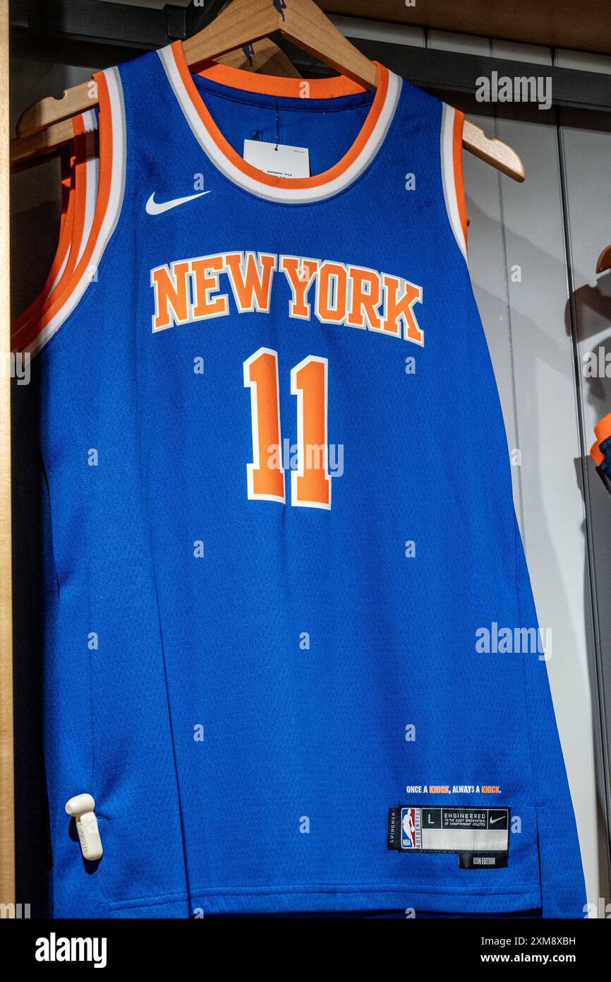 Markenartikel sind im NBA Store auf der Fifth Avenue in New York City, USA 2024 beliebt Stockfoto
