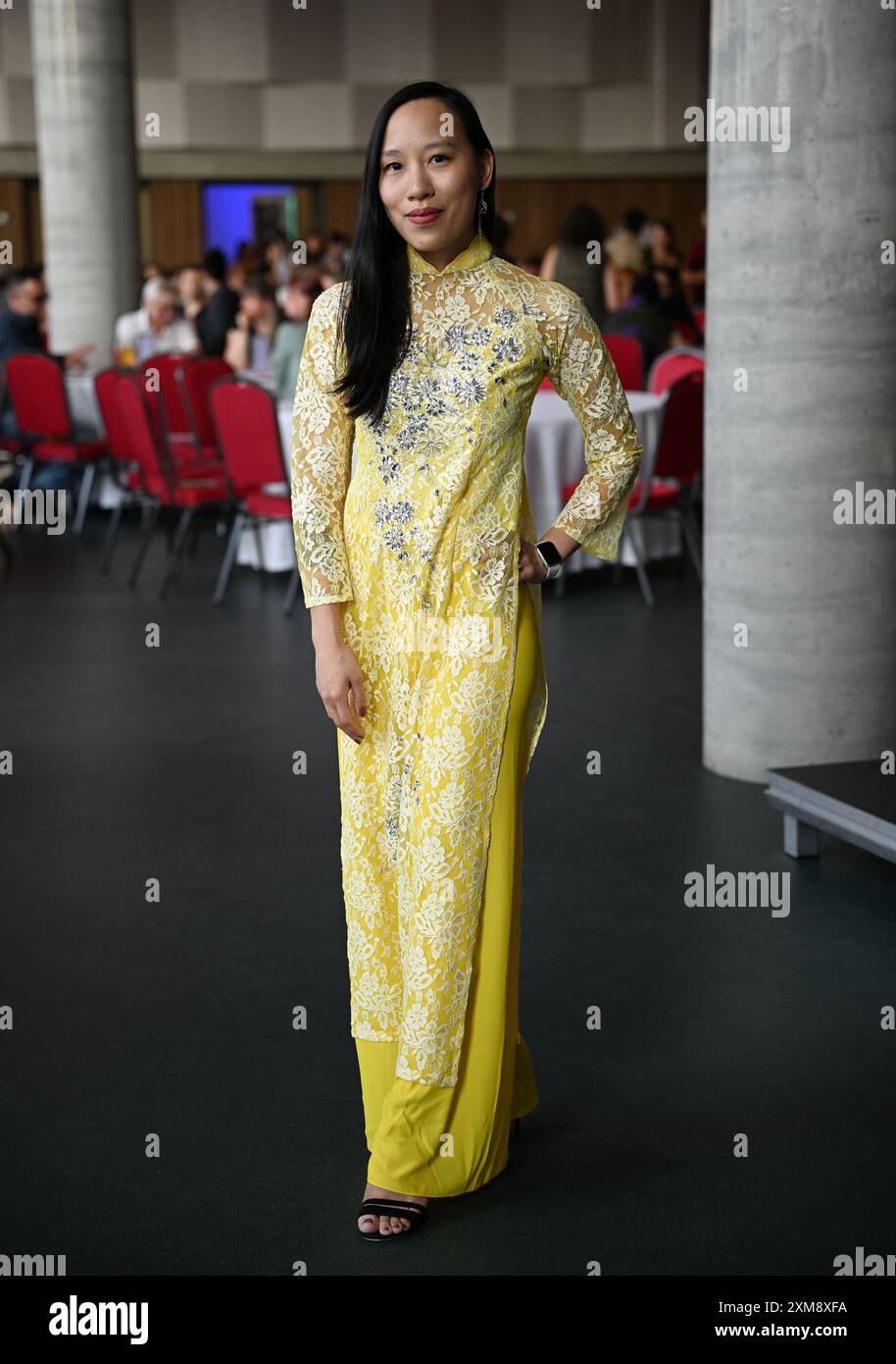 Berlin, Deutschland. Juli 2024. Moderatorin Vanessa Vu, fotografiert im Veranstaltungsort Dong Xuan Center zur Eröffnung des Pop-Kultur-Festivals „Song o Berlin“. Vom 25. Bis 28. Juli können Musik, Comedy, Kino, darstellende Kunst und kulinarische Genüsse von einer jungen Künstlergeneration erlebt werden, die in Berlin aufgewachsen ist, aber von beiden kulturellen Welten beeinflusst ist. Quelle: Soeren Stache/dpa/Alamy Live News Stockfoto