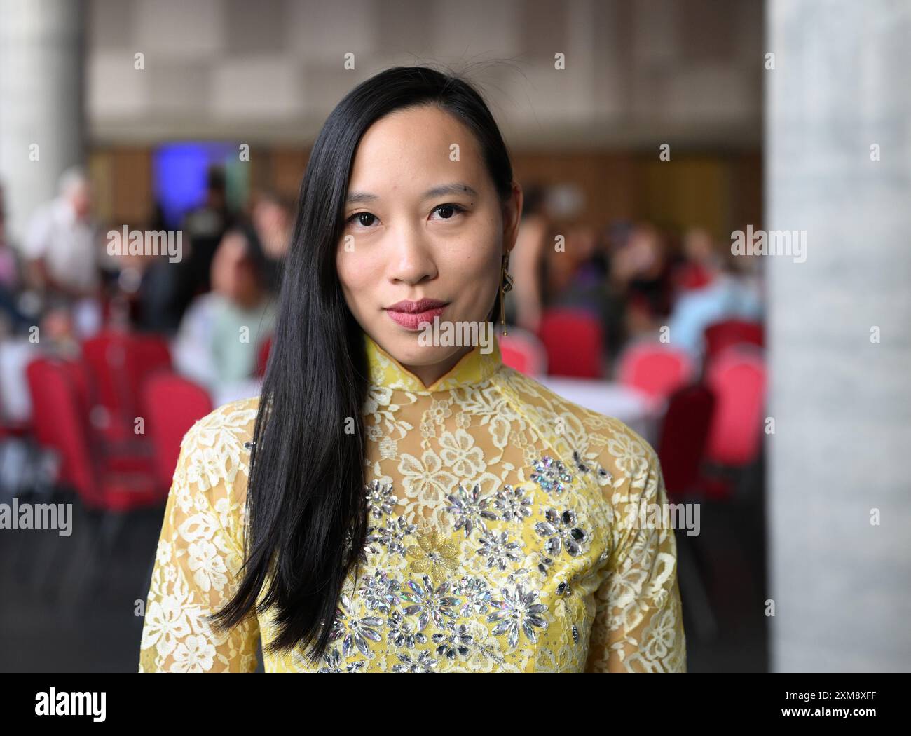 Berlin, Deutschland. Juli 2024. Moderatorin Vanessa Vu, fotografiert im Veranstaltungsort Dong Xuan Center zur Eröffnung des Pop-Kultur-Festivals „Song o Berlin“. Vom 25. Bis 28. Juli können Musik, Comedy, Kino, darstellende Kunst und kulinarische Genüsse von einer jungen Künstlergeneration erlebt werden, die in Berlin aufgewachsen ist, aber von beiden kulturellen Welten beeinflusst ist. Quelle: Soeren Stache/dpa/Alamy Live News Stockfoto