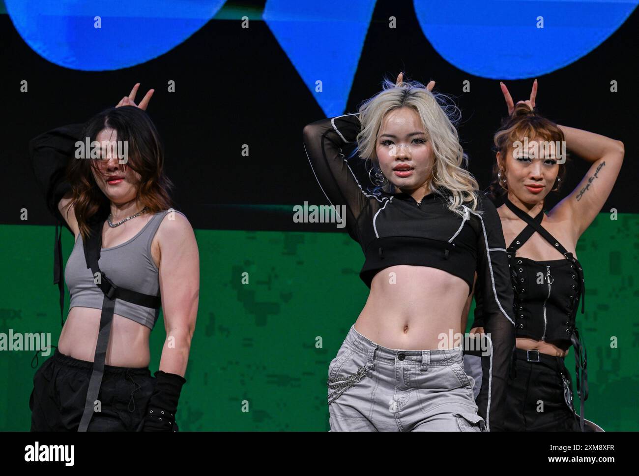 Berlin, Deutschland. Juli 2024. Die vietnamesische Band „Salty Crew“ eröffnet das vietnamesisch-deutsche Popkulturfestival „Song o Berlin“ im Dong Xuan Center. Vom 25. Bis 28. Juli können Musik, Comedy, Kino, darstellende Kunst und kulinarische Genüsse von einer jungen Künstlergeneration erlebt werden, die in Berlin aufgewachsen ist, aber von beiden kulturellen Welten beeinflusst ist. Quelle: Soeren Stache/dpa/Alamy Live News Stockfoto