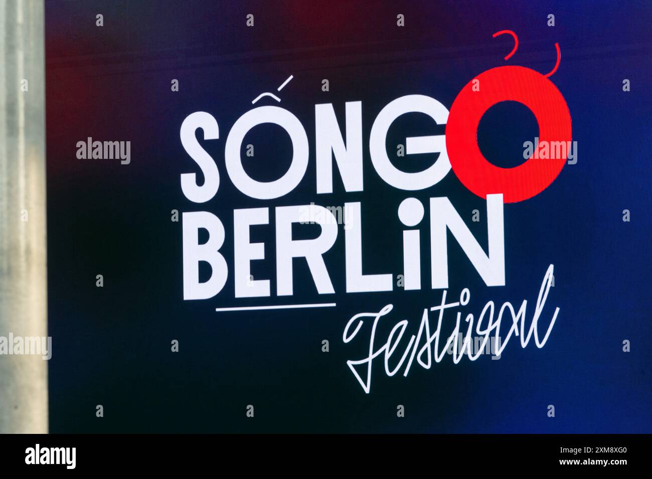 Berlin, Deutschland. Juli 2024. Während der Eröffnung des Vietnamesisch-deutschen Popkultur Festivals erscheinen die Worte „Song o Berlin“ auf einer Videoanzeige über der Bühne im Dong Xuan Center Event House. Vom 25. Bis 28. Juli können Musik, Comedy, Kino, darstellende Kunst und kulinarische Genüsse von einer jungen Künstlergeneration erlebt werden, die in Berlin aufgewachsen ist, aber von beiden kulturellen Welten beeinflusst ist. Quelle: Soeren Stache/dpa/Alamy Live News Stockfoto