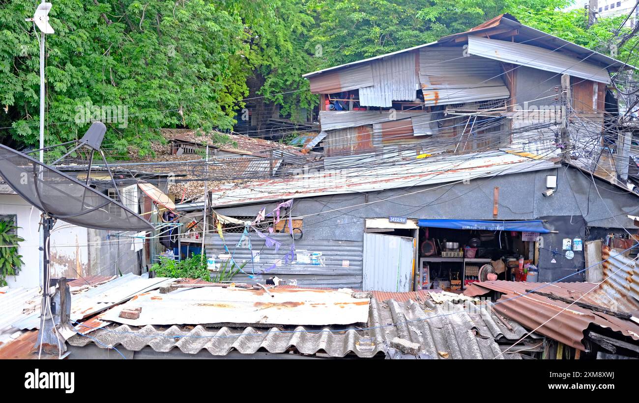 Das alte Grunge-Wohngebäude mit grauem Ziegeldach Stockfoto