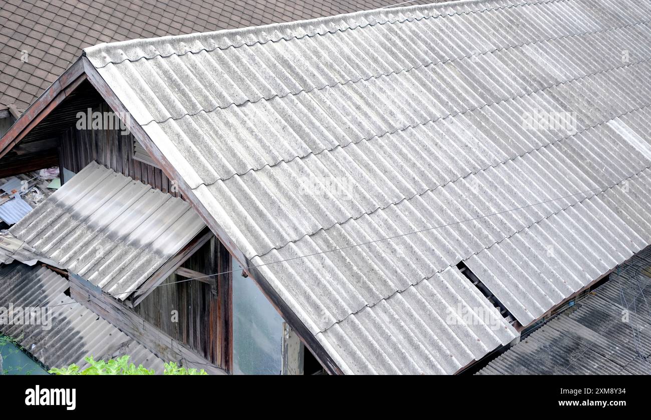 Das alte Grunge-Wohngebäude mit grauem Ziegeldach Stockfoto