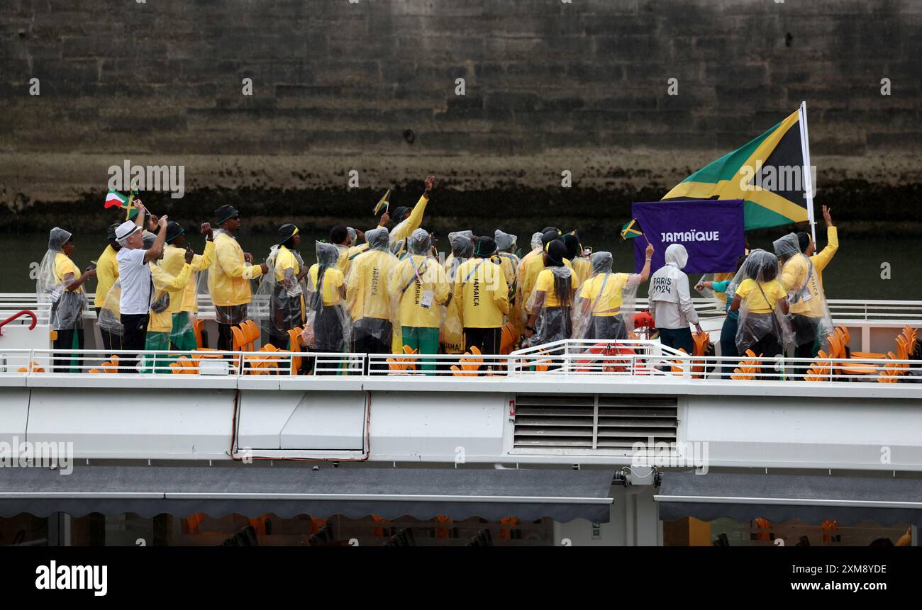 Paris, Frankreich. Juli 2024. Das Team Jamaica winkte den Zuschauern zu, als sie sich während der Eröffnungszeremonie der Olympischen Spiele 2024 auf dem Fluss die Wadenwade hinunter begeben. Quelle: Isabel Infantes/Alamy Live News Stockfoto