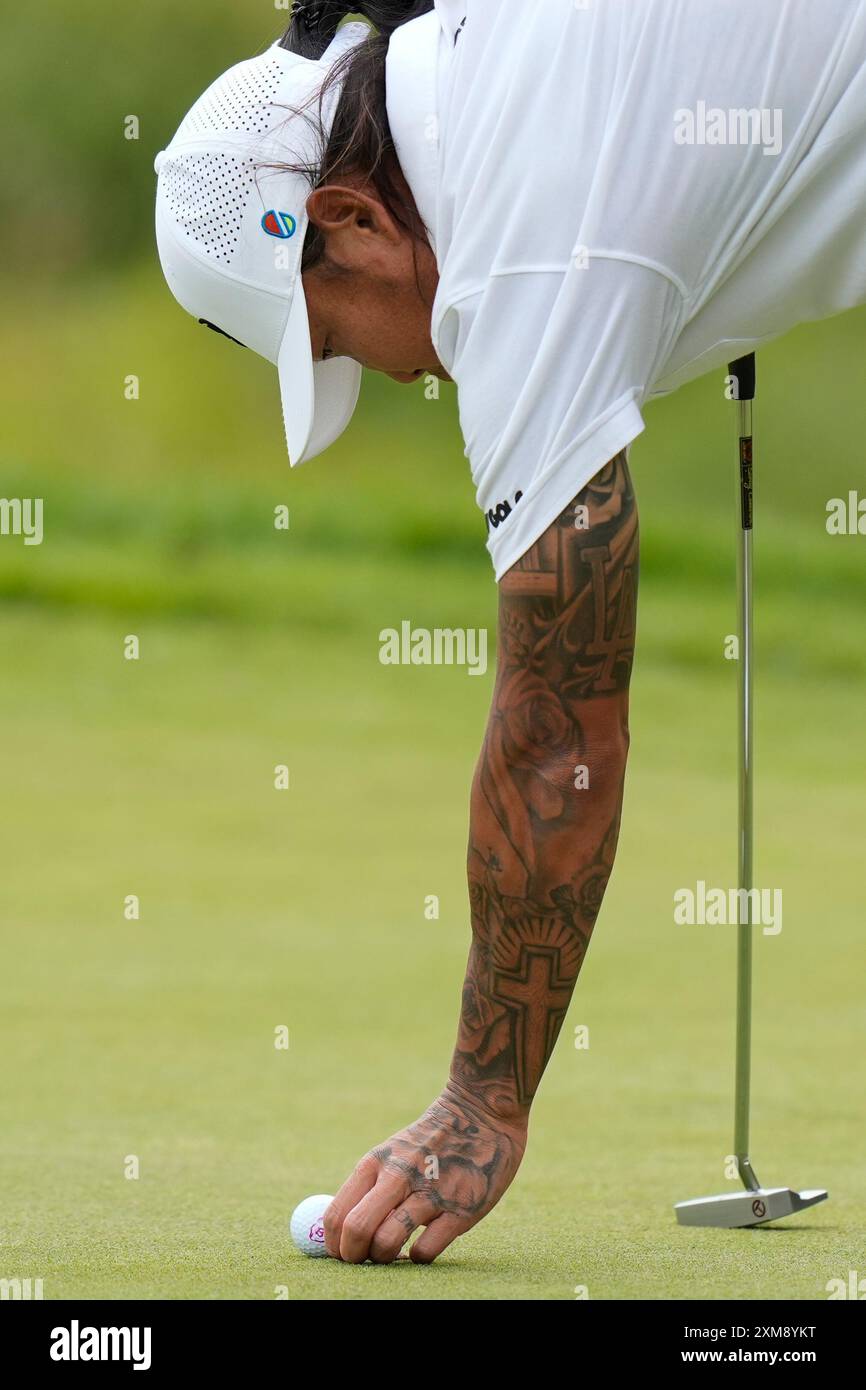 Juli 2024; JCB Golf & amp; Country Club, Rocester, Uttoxeter, England; LIV UK Golf League, Runde 1; Anthony Kim markiert seinen Ball auf dem 10. Grün in Runde 1 Credit: Action Plus Sports Images/Alamy Live News Stockfoto