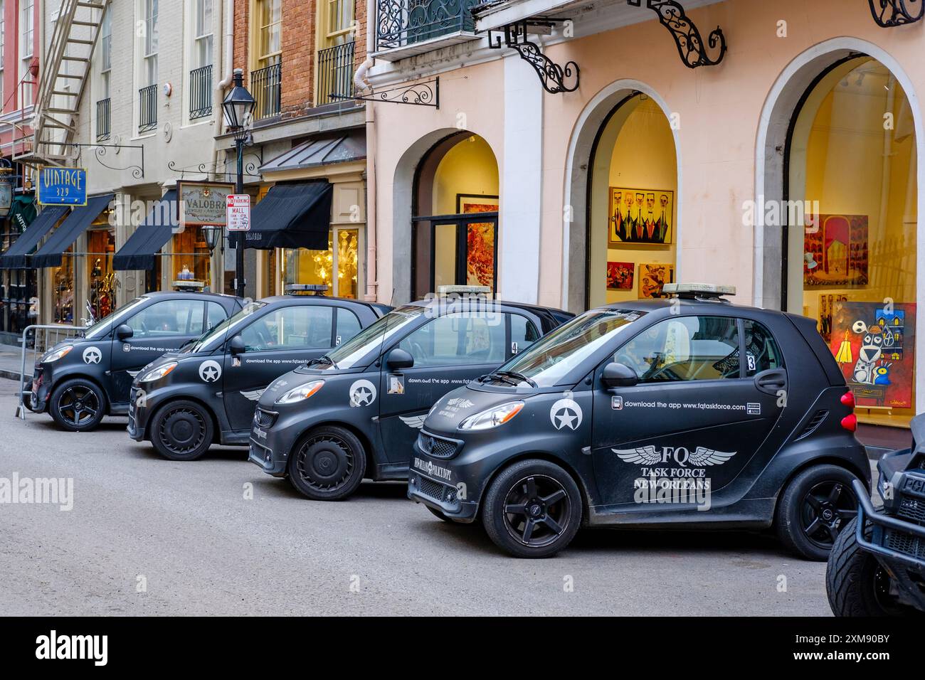 French Quarter Task Force, FQTF, schwarze Smart Cars, Patrouillenfahrzeuge der Polizeidienststelle, die für die Polizei in der Innenstadt von New Orleans, Louisiana, USA verwendet werden Stockfoto