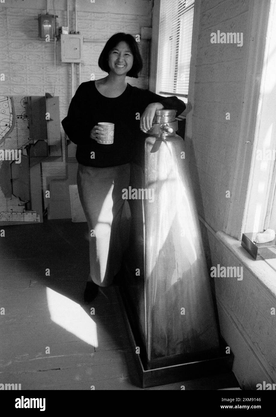 Die Architektin Maya Lin in ihrem Atelier am 1. April 1994. (© Frances M. Roberts) Stockfoto