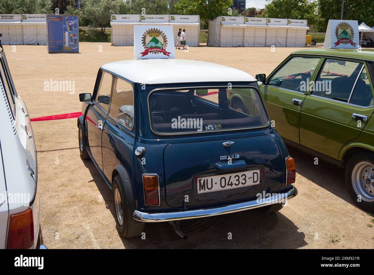 Viladecasn, SPANIEN - 26. JULI 2024: Bild eines klassischen blauen Mini Cooper mit weißem Dach, auf Sandboden geparkt. Perfekt für Oldtimer-Liebhaber Stockfoto