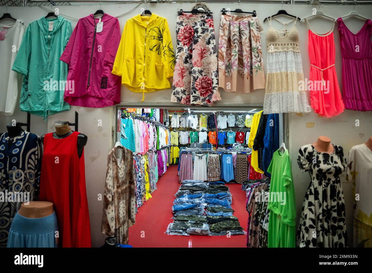 Berlin, Deutschland. Juli 2024. Einer der Hallen des Dong Xuan Center Asian Market. In sechs Hallen bieten Händler aus Vietnam, Indien, China, der Türkei und Pakistan asiatische Lebensmittel, Textilien, Lederwaren, Kurzwaren, Technologie, Uhren und Schmuck sowie verschiedene Dienstleistungen. Der Name „Dong Xuan“ ist Vietnamesisch und bedeutet „Frühlingswiese“. Quelle: Soeren Stache/dpa/Alamy Live News Stockfoto