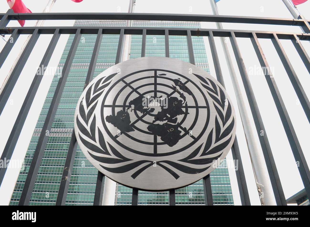 Das Logo der Vereinten Nationen ist vor dem UN-Gebäude in Manhattan, New York City, zu sehen. Stockfoto