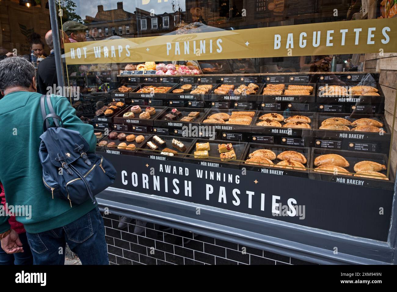 Mor Bäckerei Schaufenster mit Cornish Pasties und anderen Backwaren in Edinburghs Altstadt. Stockfoto